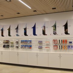 Plakatwand im Foyer des sanierten Rathauses. Bild: Universit&auml;tsstadt T&uuml;bingen