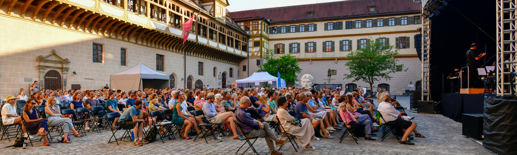 Konzertpublikum im Schlosshof