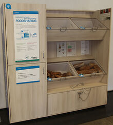 Schrank mit gro&szlig;en F&auml;chern, in denen Brot liegt (Fairteiler)