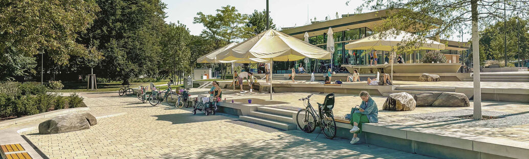 Seeterrasse am Anlagensee mit Radstation