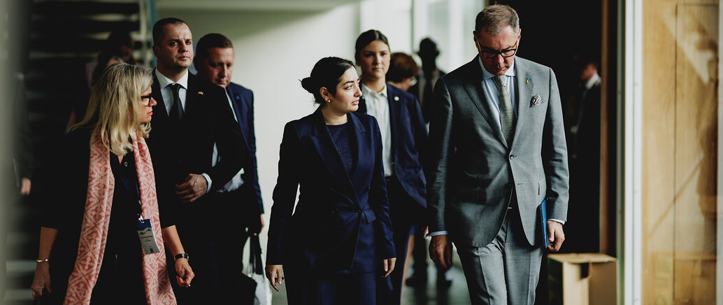 • Bürgermeisterin Dr. Gundula Schäfer-Vogel mit Bundesentwicklungsministerin Reem Alabali Radovan und dem ukrainischen Botschafter Oleksij Serhijowytsch Makejew. Im Hinter-grund: Krementschuks Bürgermeister Vitalii Maletskyi.